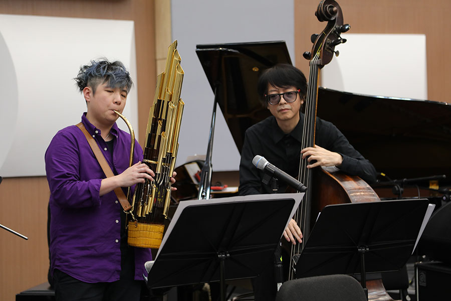臺灣國樂團笙演奏家陳麒米（左）、貝斯客席音樂家金木義則（右），演繹《桃花過渡》_