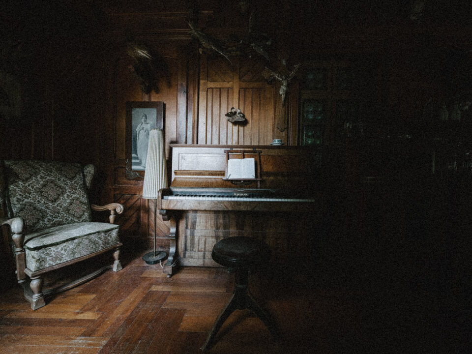 lonely-piano_1200*800