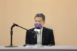 文化部長李永得說明「積極性藝文紓困補助」方案內容。_