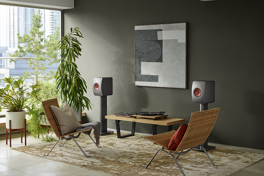 KEF_Lifestyle_LS50WirelessII_TitaniumGrey_LivingRoom_CasualSeating_r2_