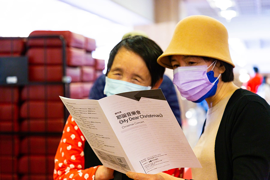 陪同者為視障朋友傳述音樂會節目內容_