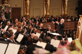 Die Wiener Philharmoniker unter Daniel Barenboim während des Neujahrskonzerts 2022 im Grossen Saal des Wiener Musikvereins.

The Vienna Philharmonic under the baton of Daniel Barenboim during the New Year's Concert 2022 in the Golden Hall of the Vienna Musikverein.