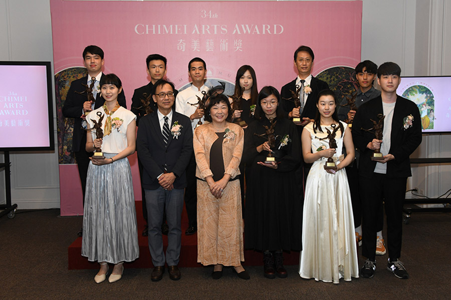 第34屆奇美藝術獎頒獎典禮，奇美文化基金會執行長郭玲玲（前排左三）、奇美博物館館長許家彰（前排左二）與得獎者合影。奇美博物館提供