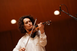 紐約古典評論（New York Classical Review）讚譽小提琴家芭耶娃（Alena Baeva）為「具吸引力的存在」。DSC02688v