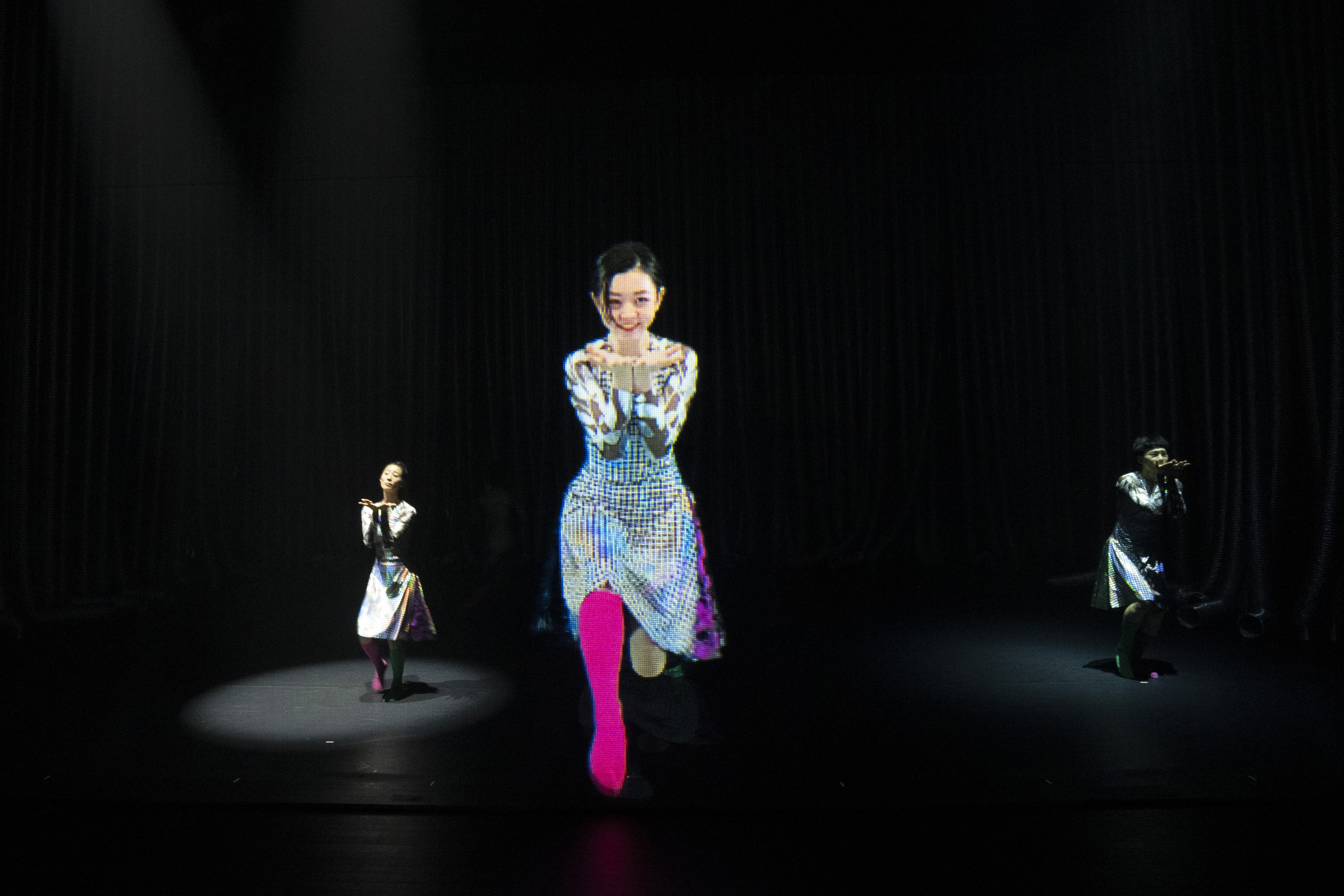 邀請六位出生於西元2000年屬龍的舞者，透過全屏投影的方式（中）與安銀美舞團的舞者們共舞©Sukmu Yun