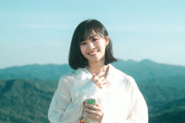 -安娜.李拍攝新歌[Second Home] MV帶著當年在日本發展時的火車月票和手機,充滿感恩之情