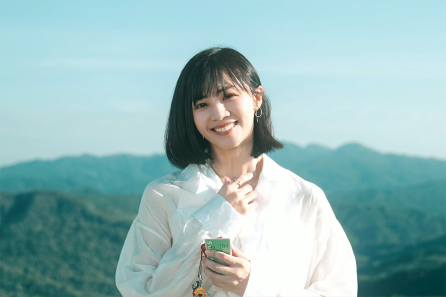 -安娜.李拍攝新歌[Second Home] MV帶著當年在日本發展時的火車月票和手機,充滿感恩之情