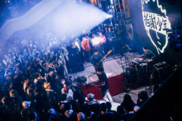 臺灣臺語搖滾樂團「拍謝少年」壓軸登場，在吉他手維尼、貝斯手薑薑、鼓手宗翰的帶領下，將派對氣氛帶至最高潮。（請註明：國家兩廳院提供／攝影：林軒朗）_2024TIFA開幕派對 (1)_