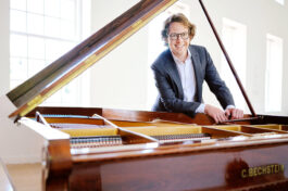 Hannes Minnaar_2021_Green Room Creatives-Lars van den Brink_6-