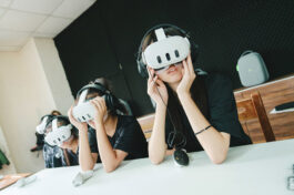澎湖馬公國小學生體驗管風琴VR。衛武營國家藝術文化中心提供-