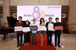 大合照：左起長笛演奏家陳廷威、副團長林麗如、首席客席指揮水藍、駐團藝術家陳毓襄、團長歐陽慧剛、鋼琴演奏家張凱閔_